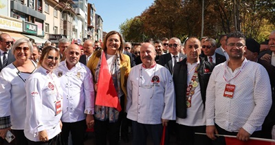 Başkan Burcu Köksal, festivali zirveye taşıyan mutfağın kahramanlarıyla