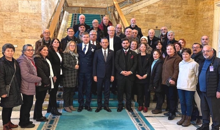 CHP Başiskele ilçe örgütü ve emekli öğretmenler CHP Genel Başkanı Özgür Özel'i mecliste ziyaret ettiler