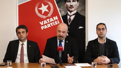 Vatan Partisi Sanatçılar Bürosu Üyesi Müzisyen Ekrem Ataer, basın açıklaması