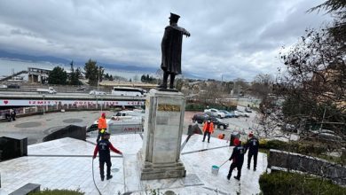 Büyükşehir, Atatürk Heykeli’nin temizliğini yaptı