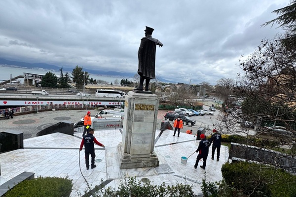 Büyükşehir, Atatürk Heykeli’nin temizliğini yaptı