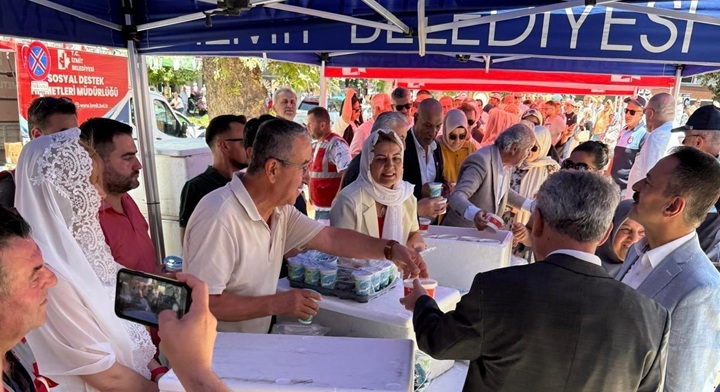 cami önünde vatandaşlara ikramlar yapıldı