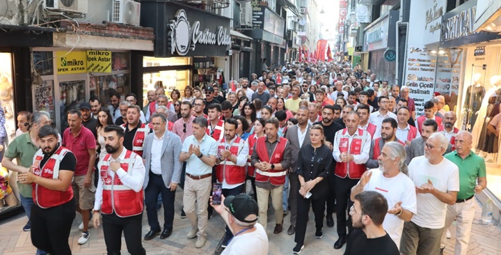 CHP Kocaeli İl Binası Sokağında mahşeri kalabalık