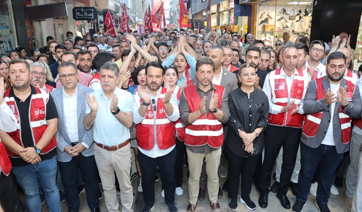 CHP il binasında başlayan yürüyüşe katılım yoğun oldu