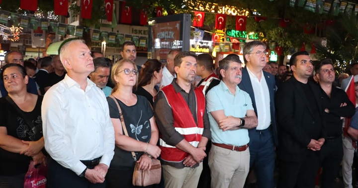 Yürüyüş sonrası CHP İzmit İlçe Örgütü Binası önünde partililer haberleri dinledi
