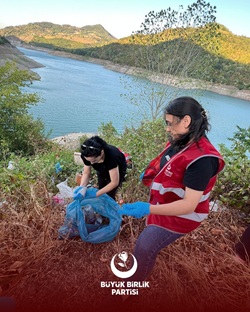 BBP Kocaeli İl Kadın Kolları Ormanda Çöp temizliği yaptı