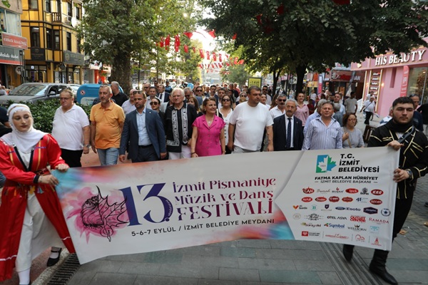13. Uluslararası İzmit Pişmaniye Müzik ve Dans Festivali kortejle başladı