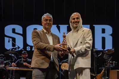 Belediye Başkan Yardımcısı Ömer Yıldız ünlü sanatçı Soner Sarıkabadayı'ya Teşekkür etti