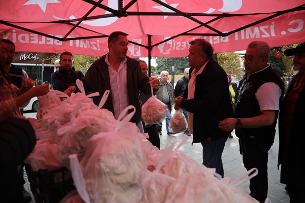 İzmit Belediyesi, kendi ürettiği mantarları vatandaşa dağıttı