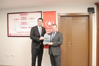 Bursalı misafirine Teori dergisi takdim etti