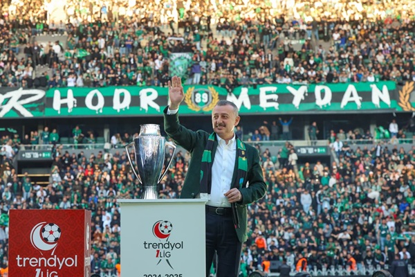 Büyükakın, hem Kocaelispor'u, hem de taraftarı kutladı