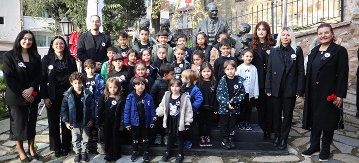 İzmit Belediyesi Geleceğin Goncalarıyla Atatürkü Andı