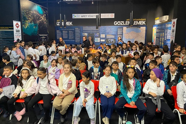 İzmit’te öğrenciler depremi simülasyonla deneyimledi