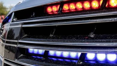 Başarır, 5 gazeteci çakarlı araç kullanıyor