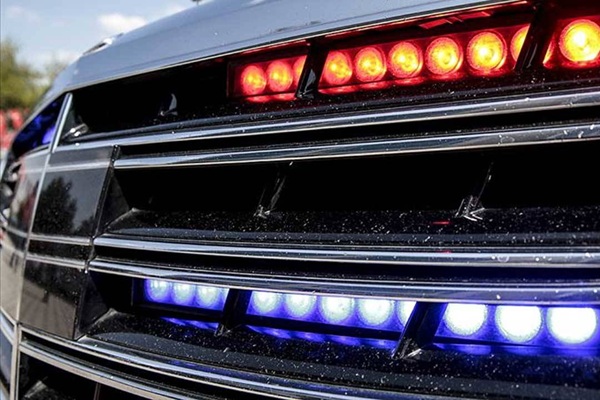 Başarır, 5 gazeteci çakarlı araç kullanıyor