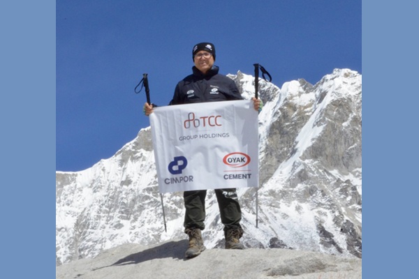 OYAK Çimento Adana Fabrika Direktörü Mustafa Turan Everest Base Camp Tırmanışını Başarıyla Tamamladı